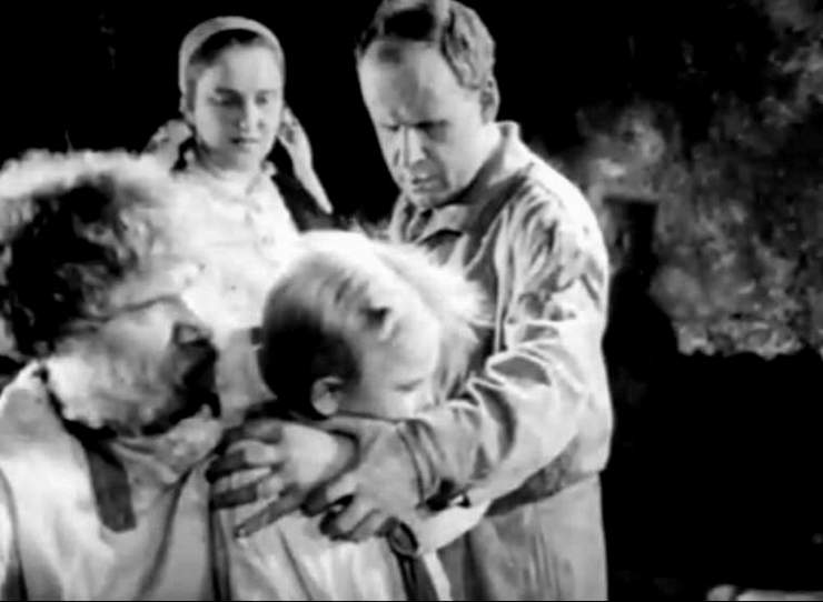 Uma foto do diretor Sergei Eisenstein dirigindo atores em cena