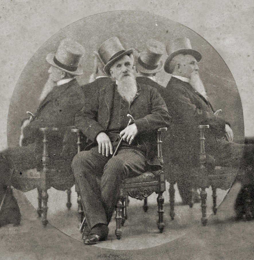 Foto antiga de um homem sentado em uma cadeira